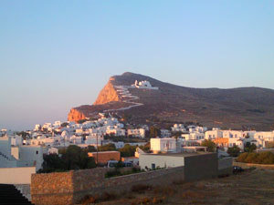 Vue du centre de Chora et le monastère de la Vierge au sommet de la falaise