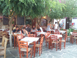 Tavernes dans la place du village (Chora-Folegandros)