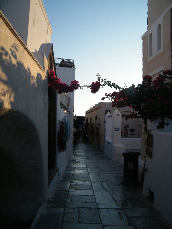 Rue du centre d'Oia Santorin