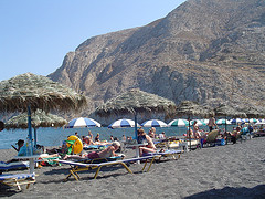 La plage de Kamari et le mont Mesa Vouniò, Santorini