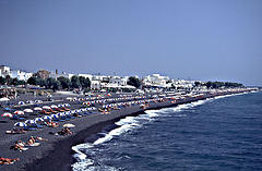 Vue de la plage noir de Kamari, Santorini