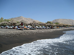 La plage foncée de Perivolos, Santorini