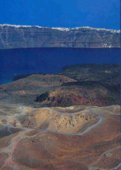 L'ile et le Volcan située au centre de la Caldera
